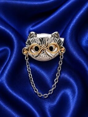 Cute Cat Brooch with Chain – Designer Style Glasses Pin